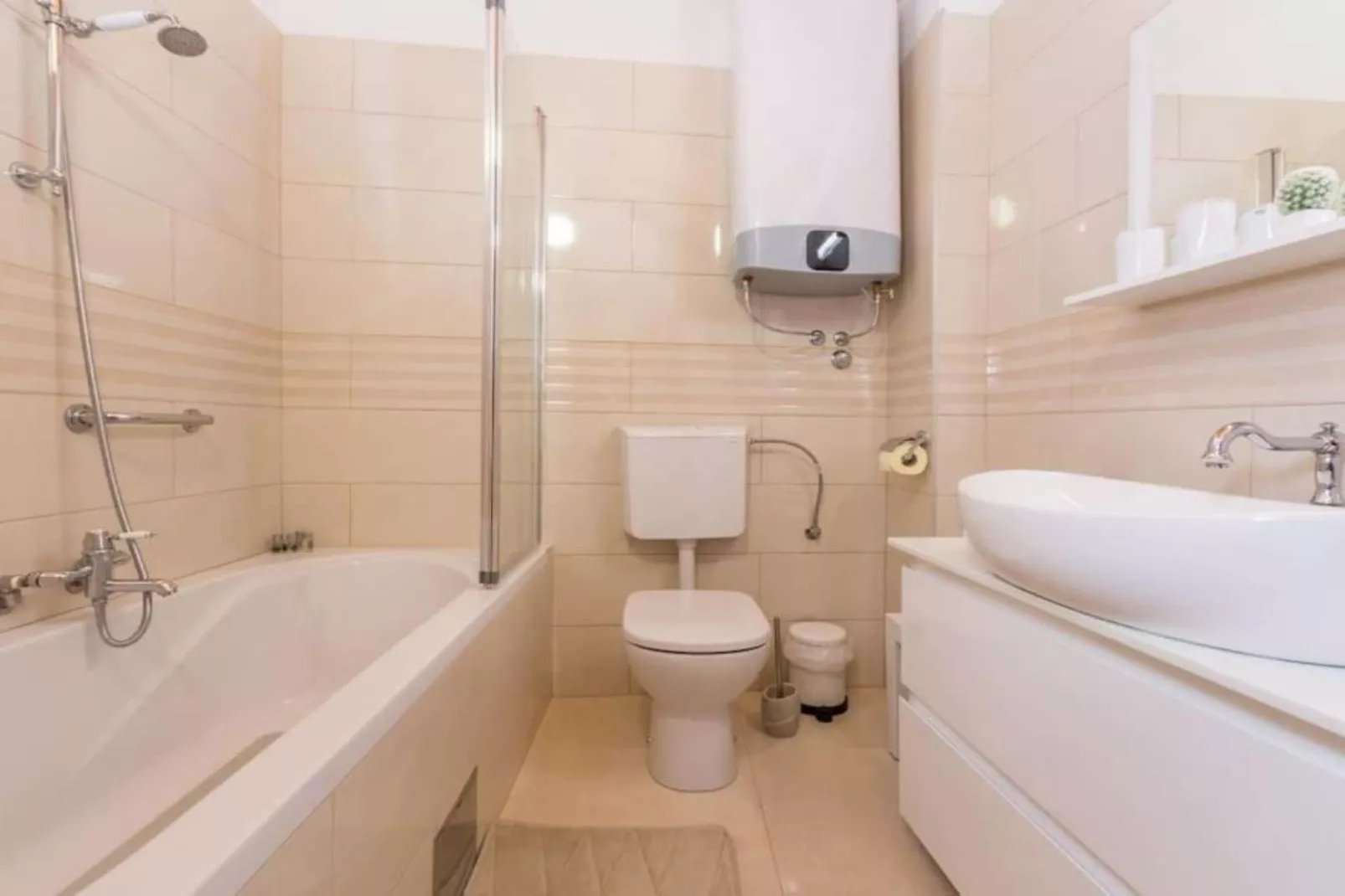 The Grandfather Villa – Heated Pool Retreat-Badkamer