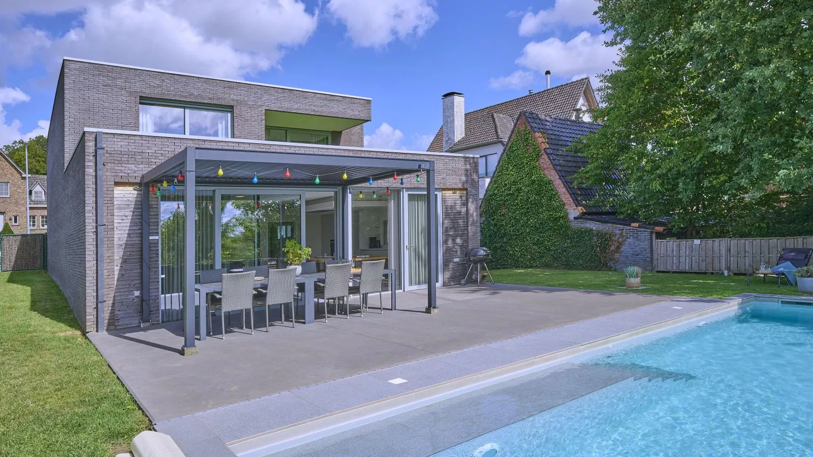 Maison Oscar-Buitenkant zomer