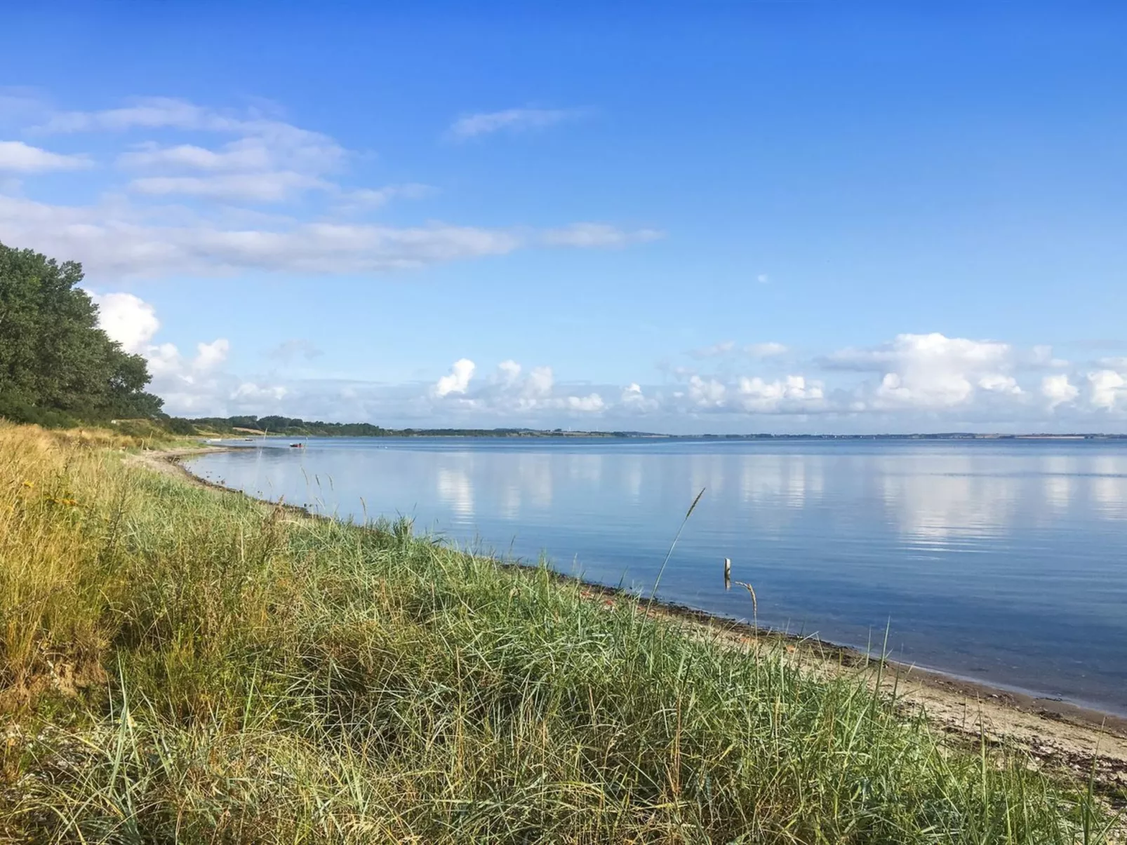"Regni" - 300m to the fjord-Buiten