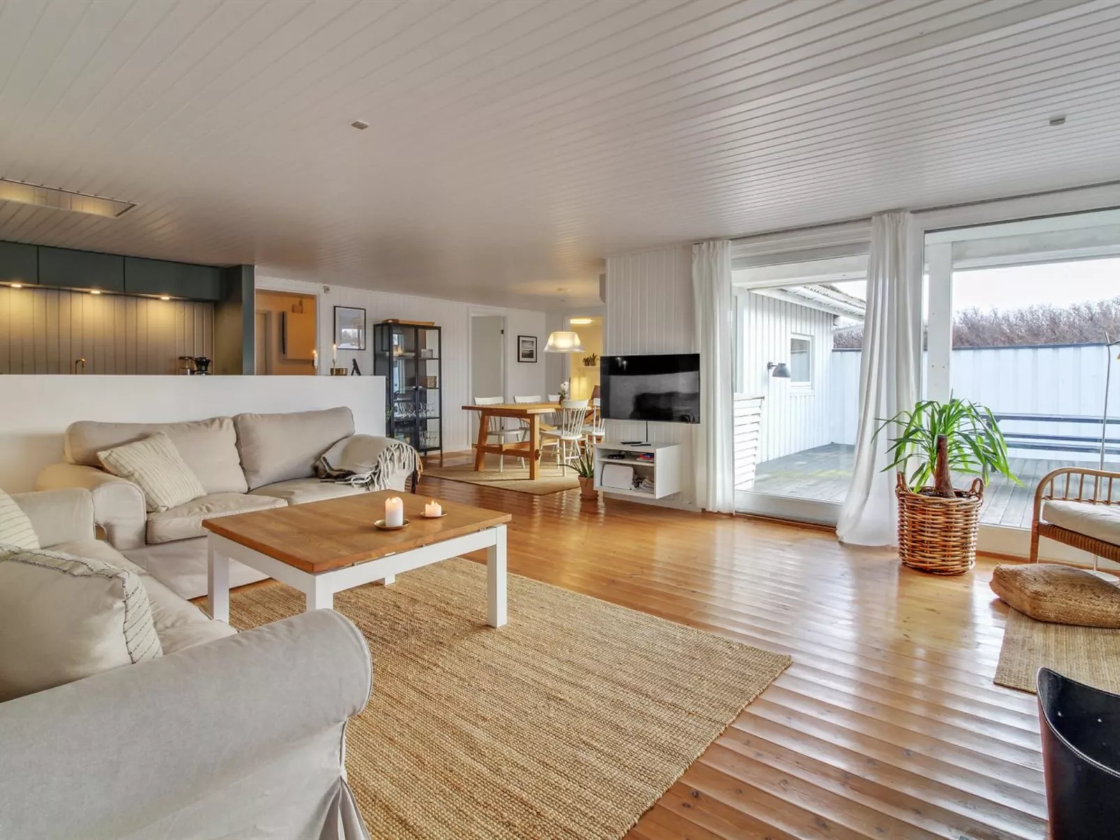 "Rutha" - 45m from the sea-Binnen