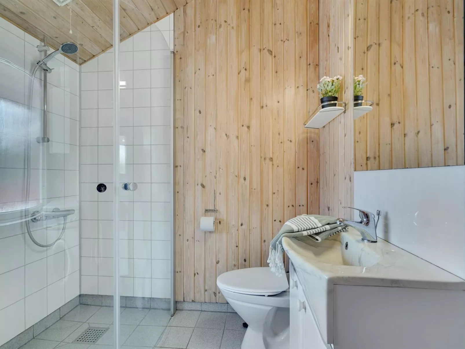 "Halla" - 200m to the fjord-Binnen