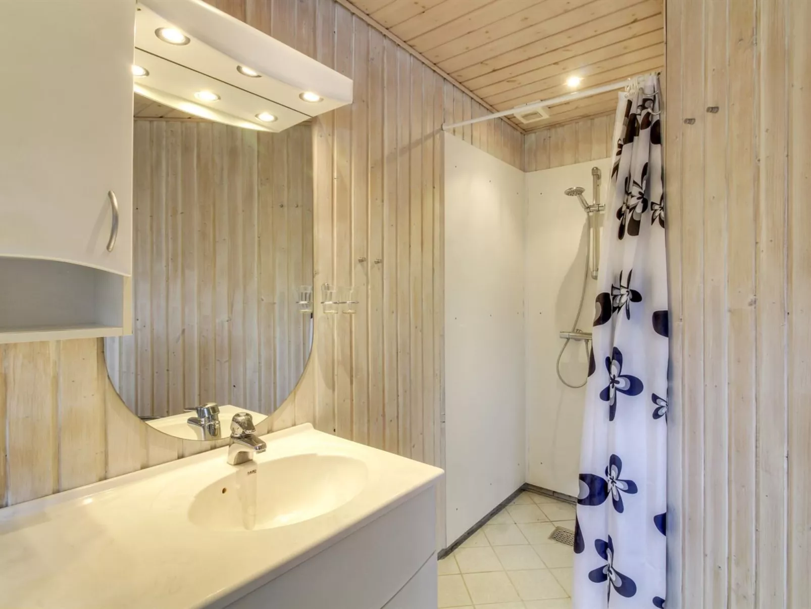 "Reidar" - 1km from the sea-Binnen