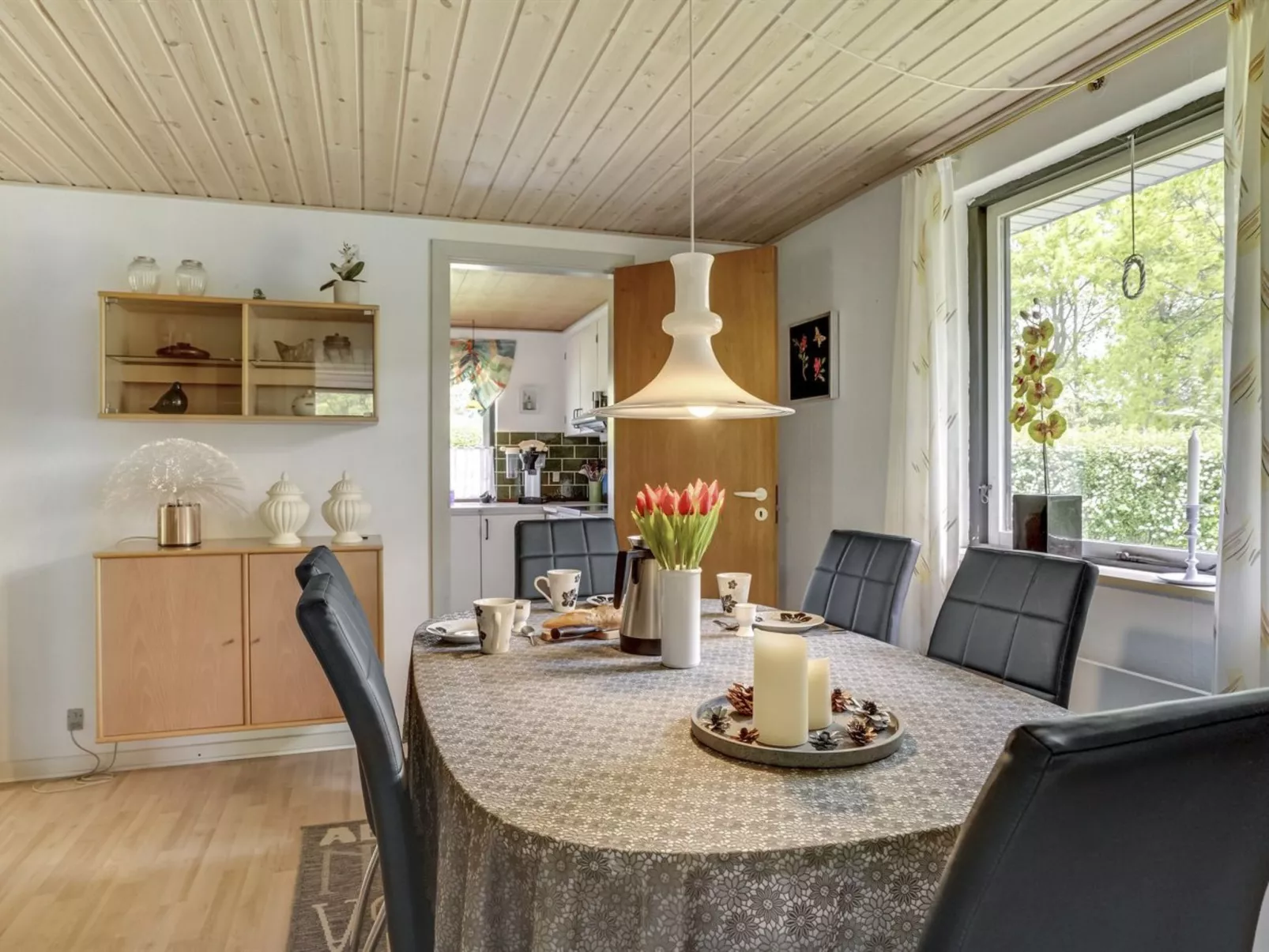 "Yak" - 350m from the sea-Binnen