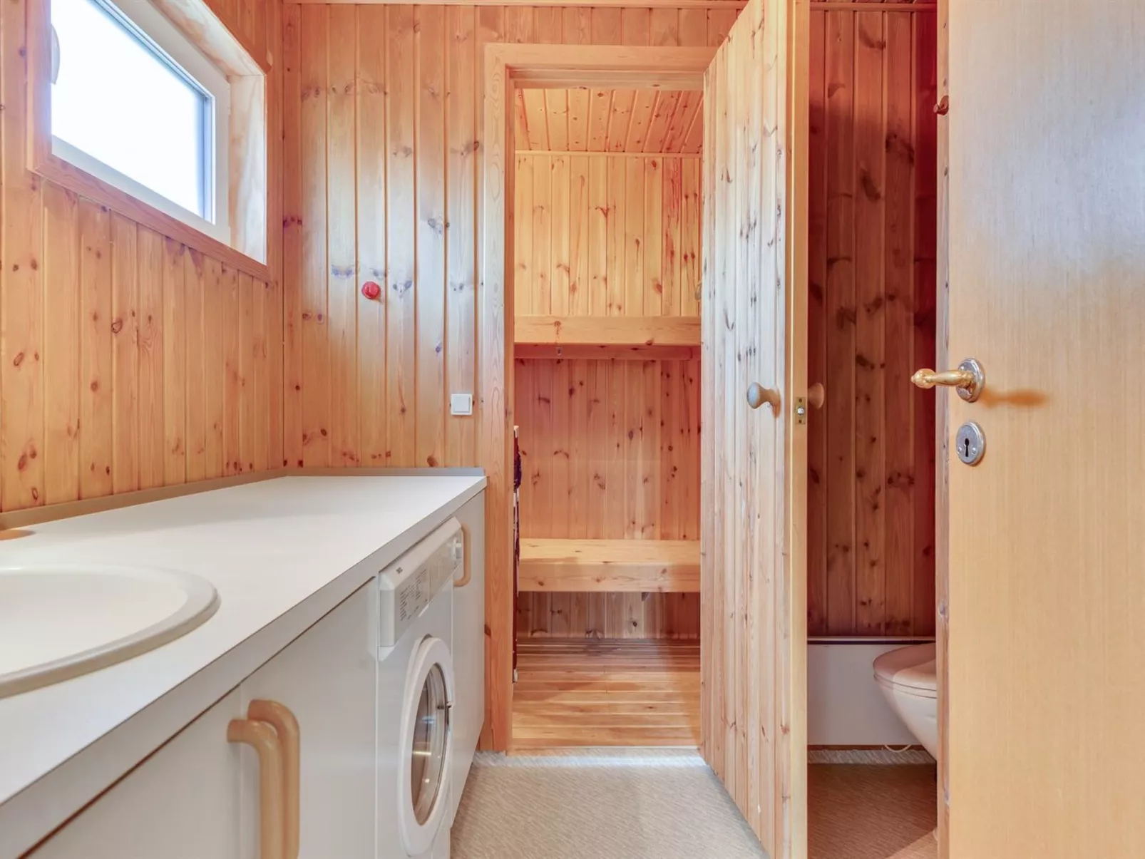 "Ellyn" - 500m from the sea-Binnen