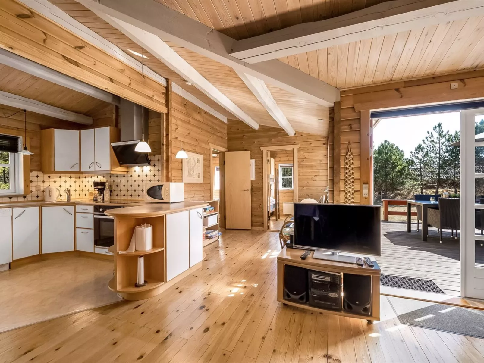 "Yaris" - 800m to the fjord-Binnen