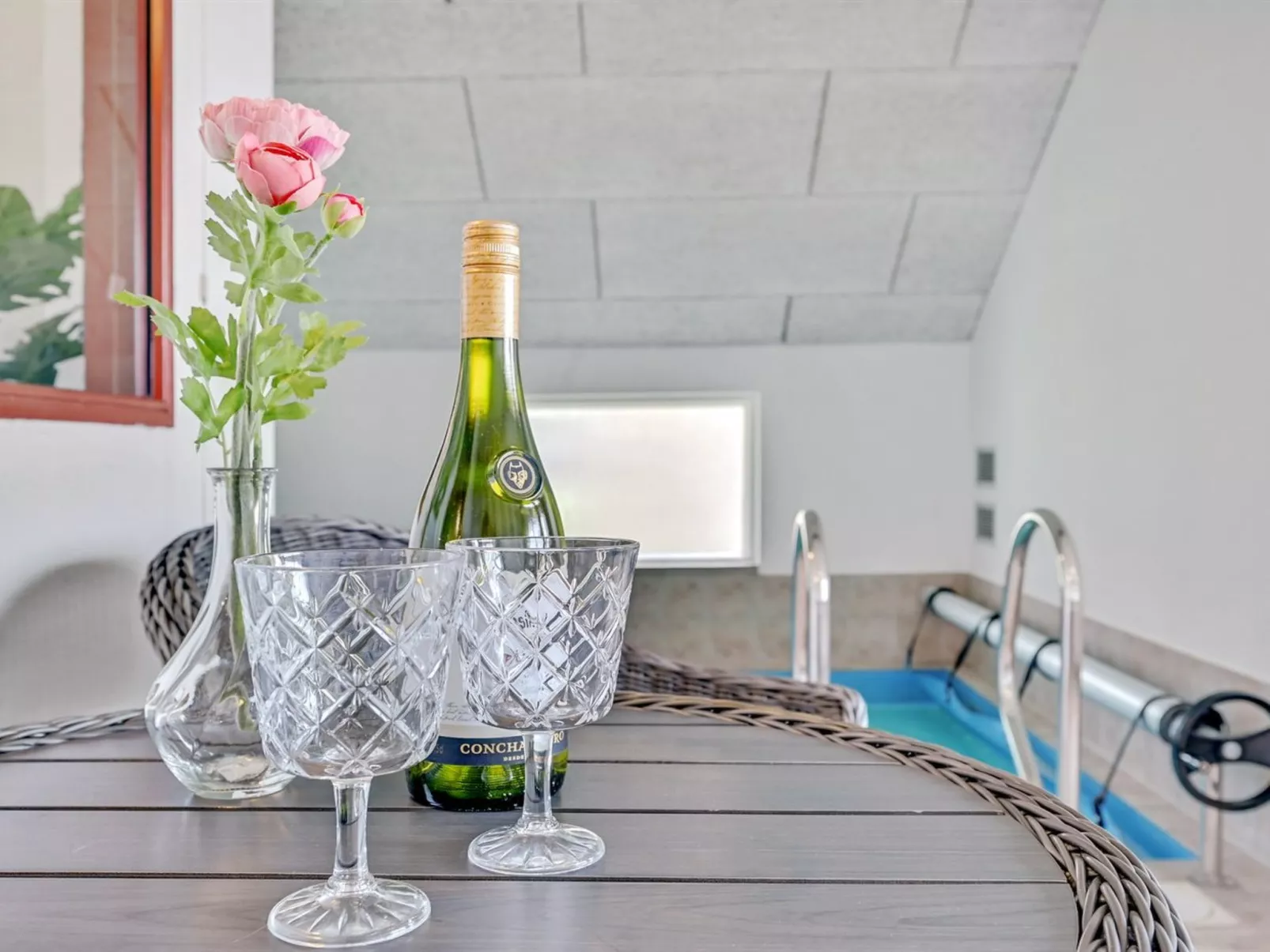 "Emly" - 1.1km from the sea-Binnen