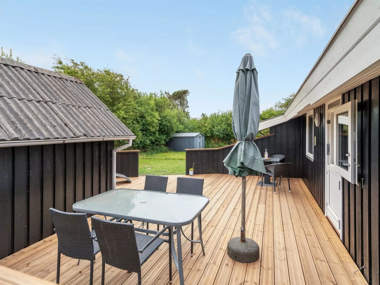 "Dali" - 400m to the fjord-Buiten