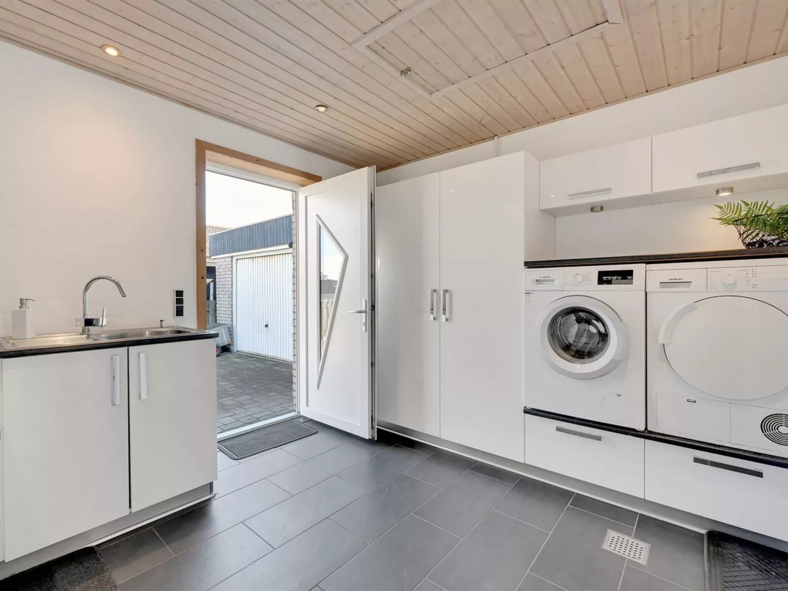 "Bibbi" - 20m to the fjord-Binnen