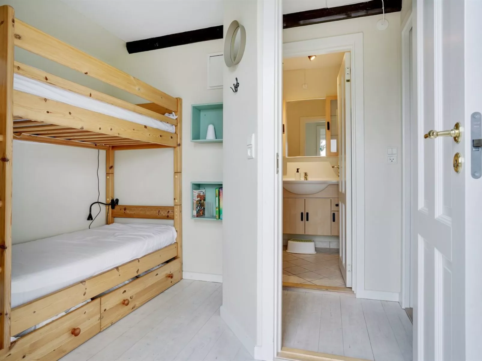 "Chayton" - 450m from the sea-Binnen