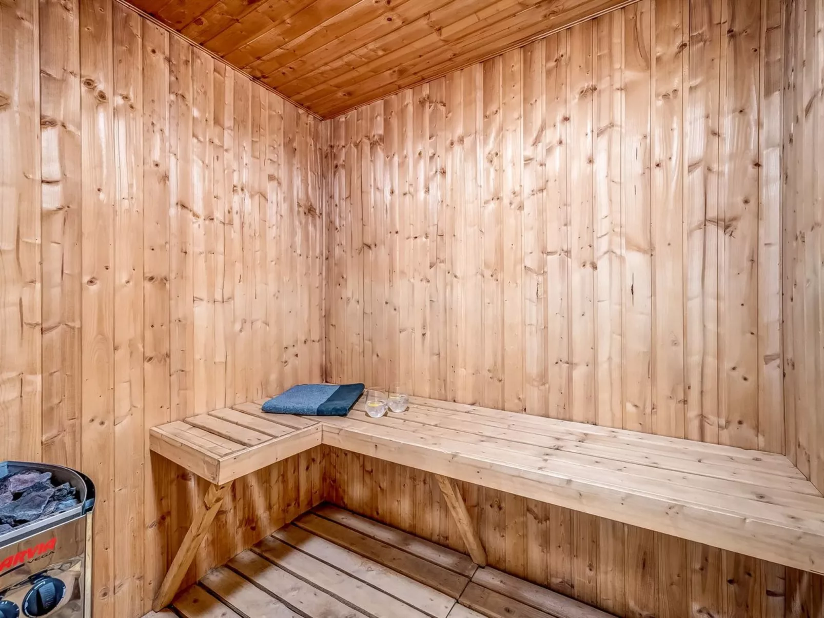 "Bjart" - 50m to the fjord-Binnen