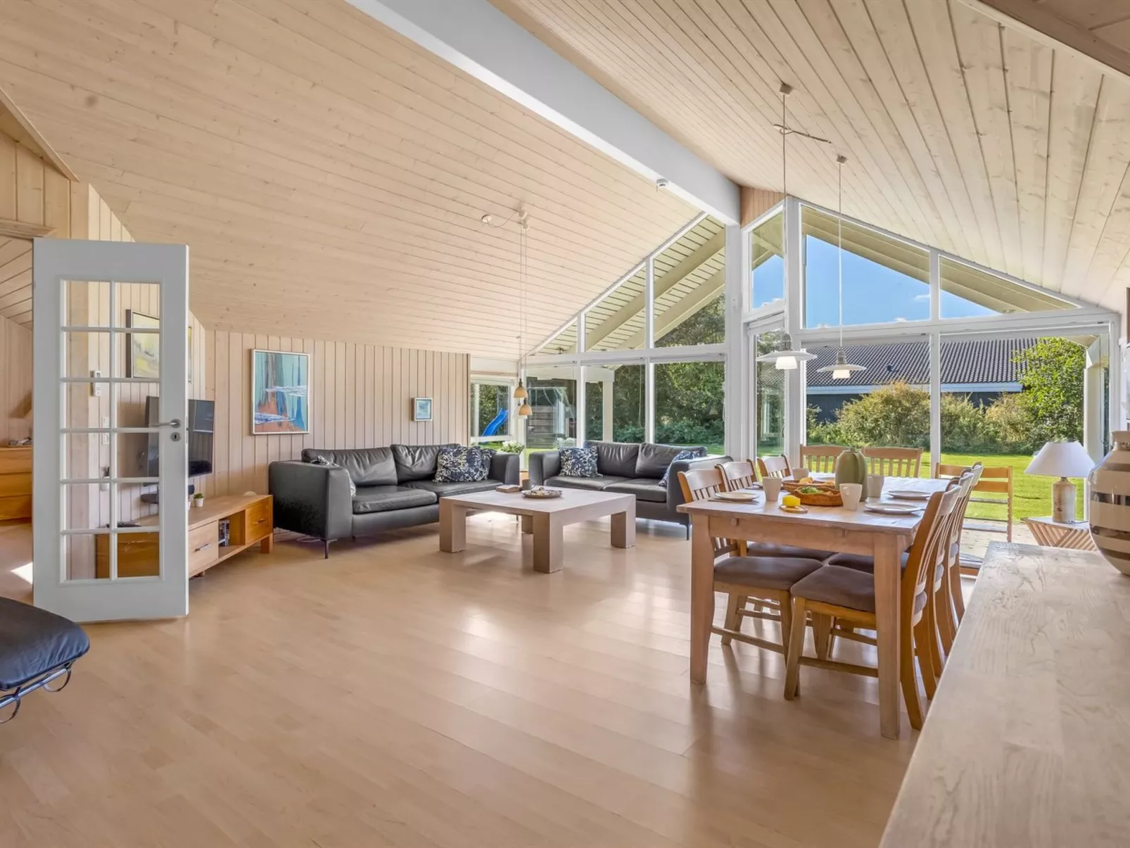 "Enid" - 700m from the sea-Binnen