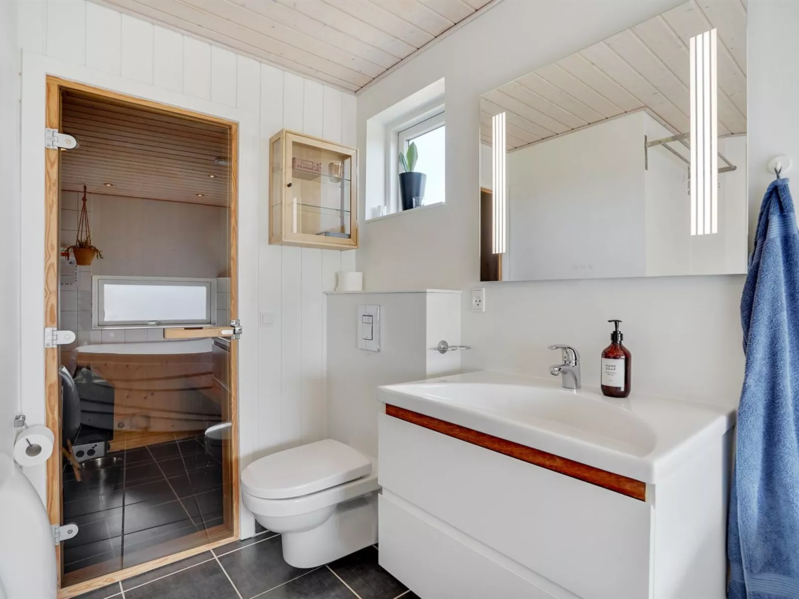 "Sotir" -  from the sea-Binnen