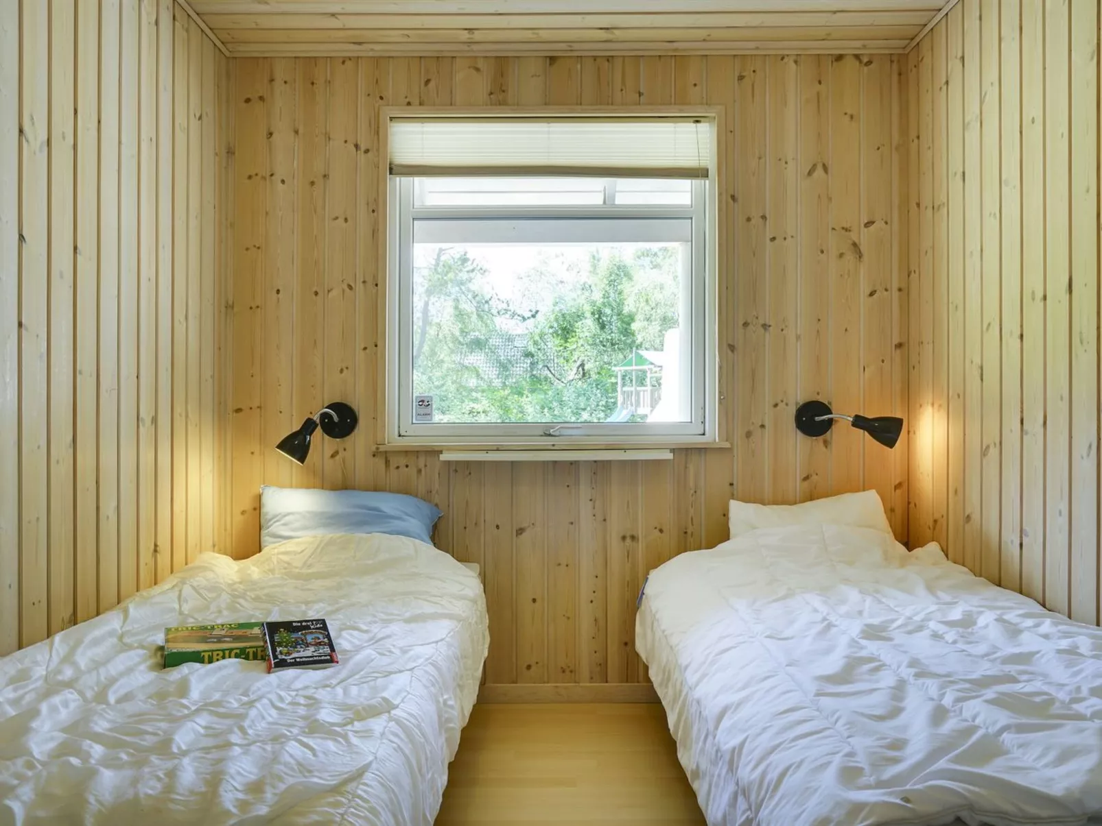 "Hughe" - 300m from the sea-Binnen