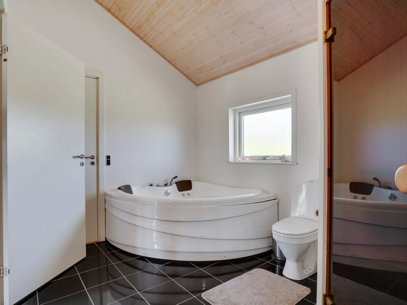 "Ebbi" - 36km from the sea-Binnen