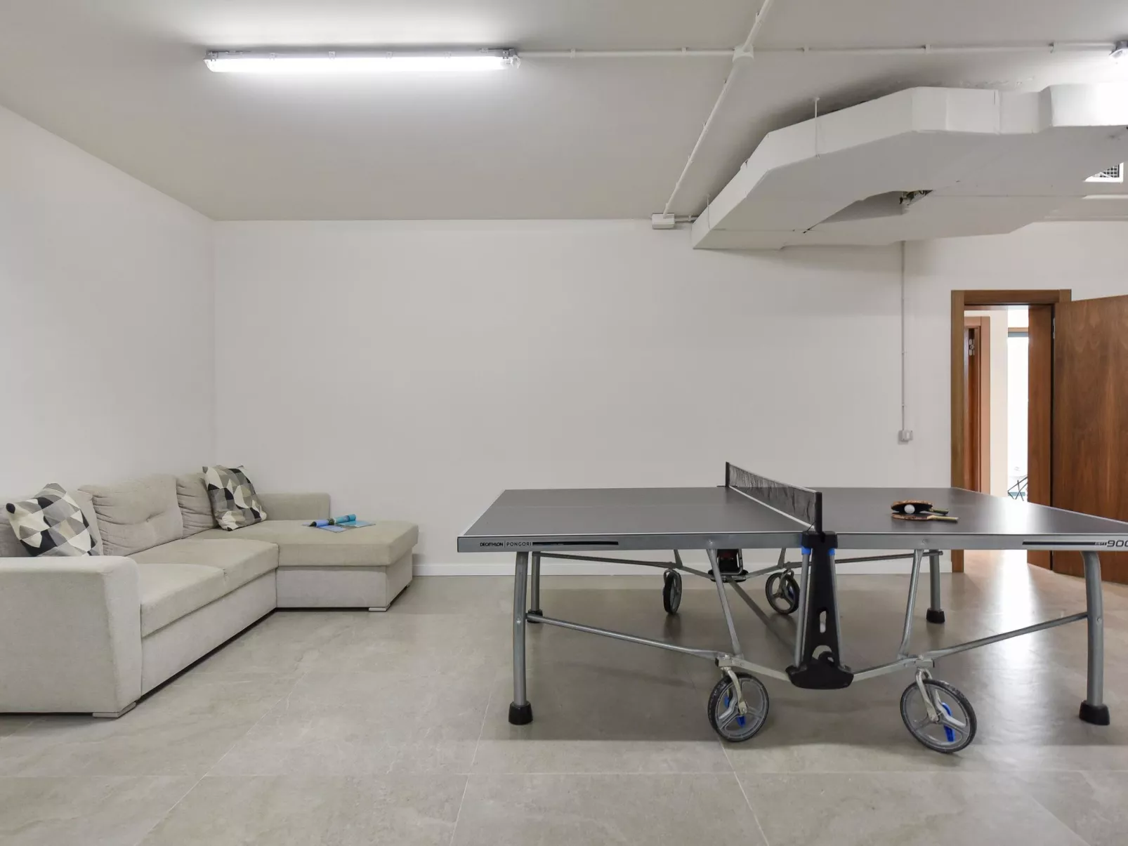 Almadies Tauro - Binnen