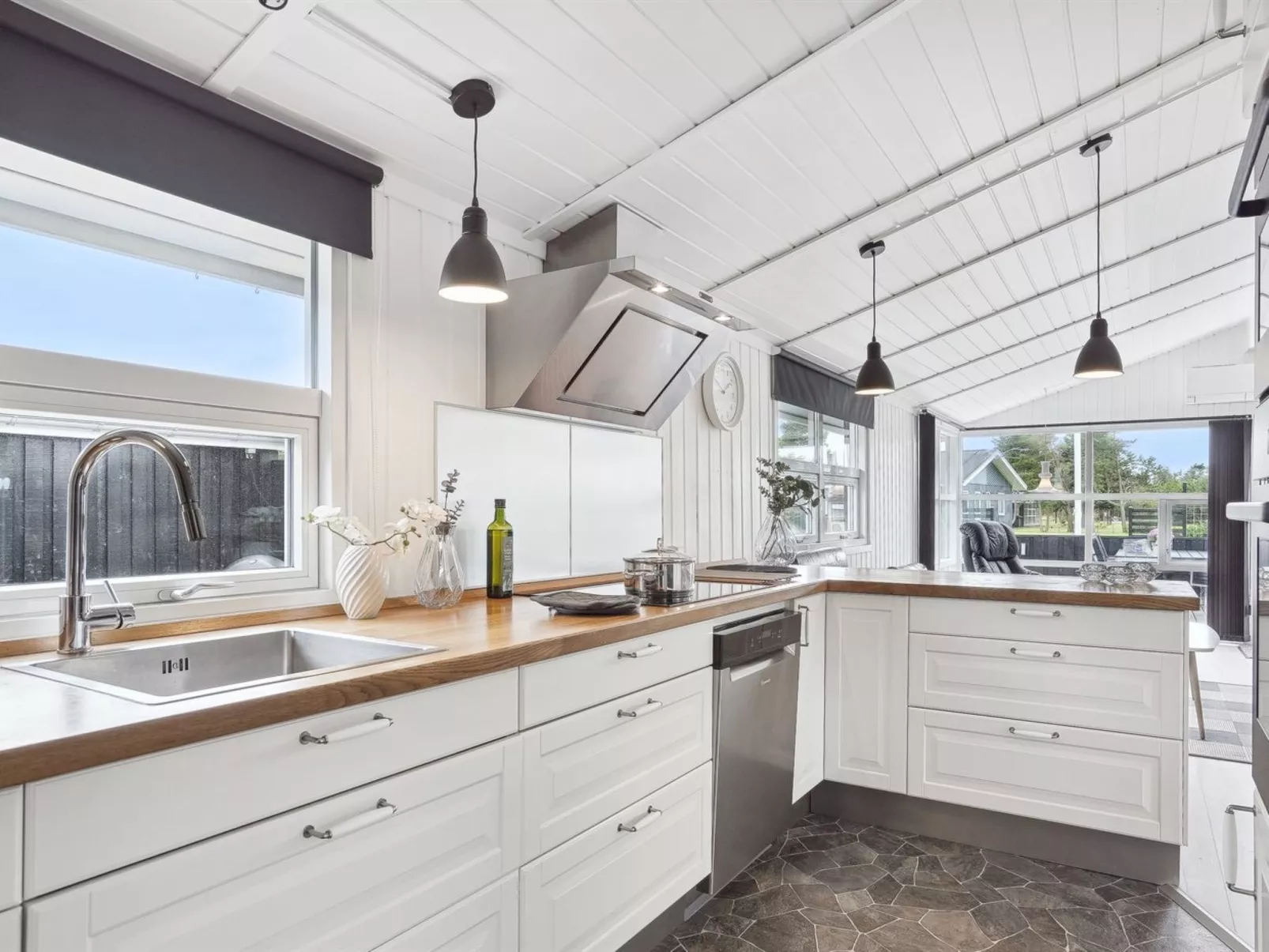 "Sylvi" - 750m from the sea-Binnen