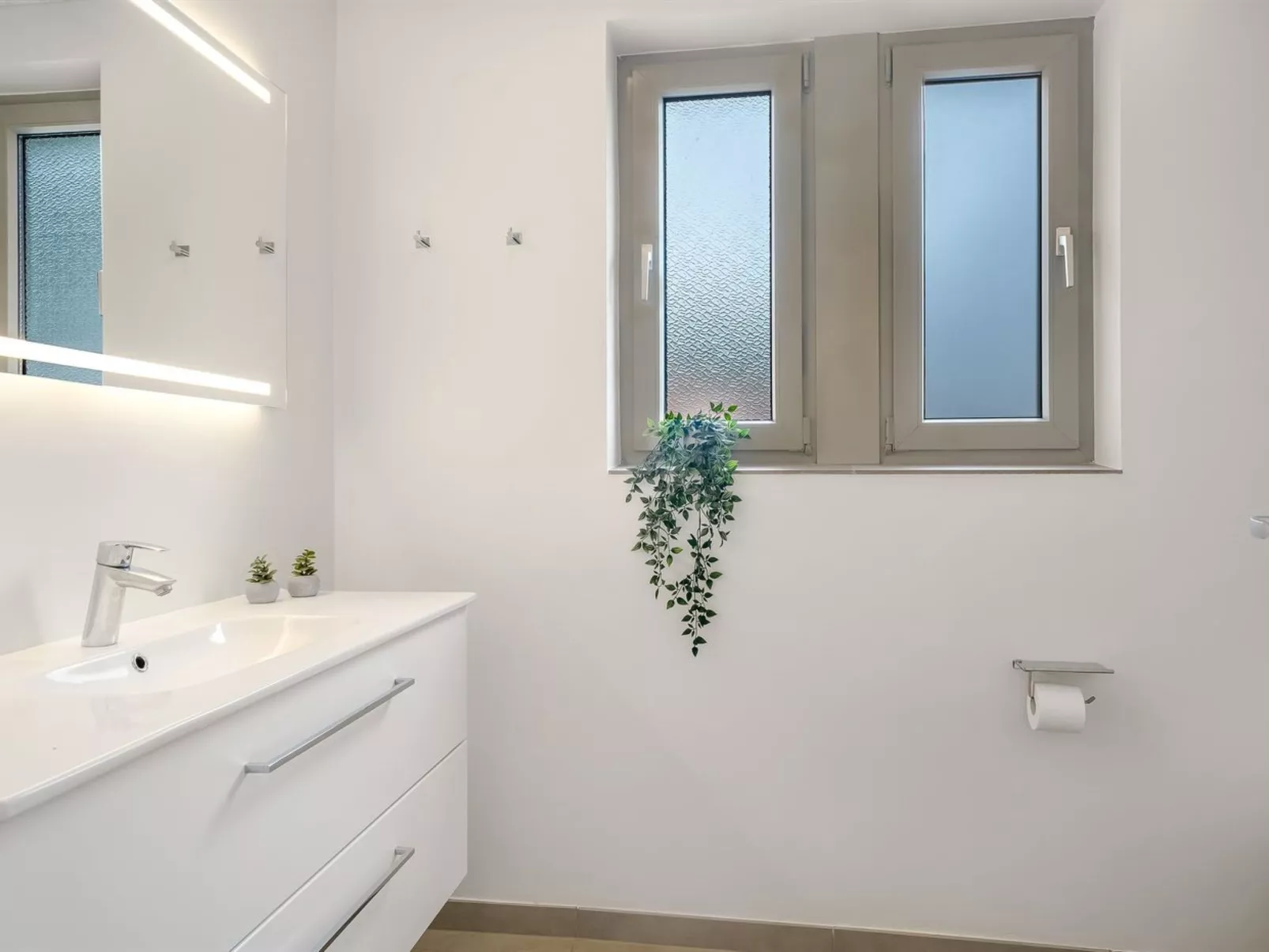 "Elaine" - 350m from the sea-Binnen