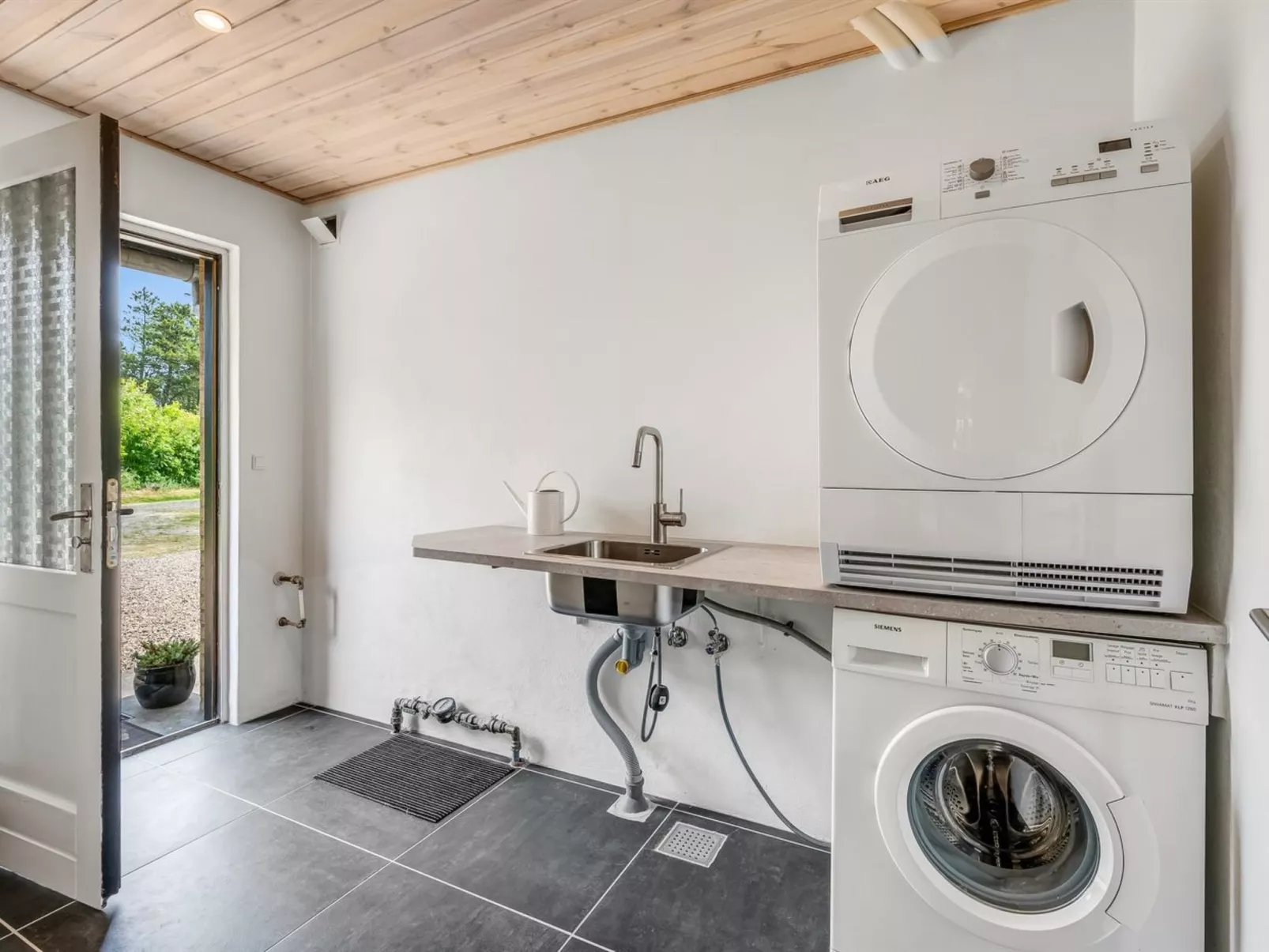 "Lavrans" - 2.5km from the sea-Binnen