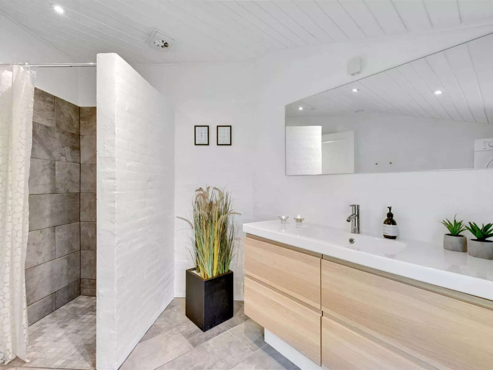 "Liviana" -  from the sea-Binnen