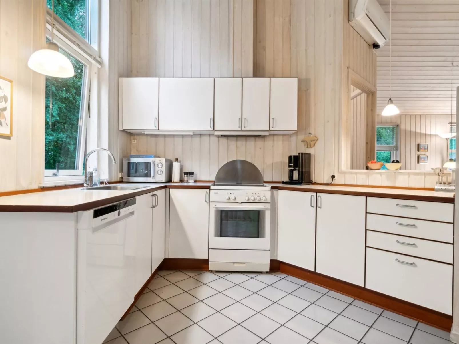 "Emmie" - 1.2km from the sea-Binnen