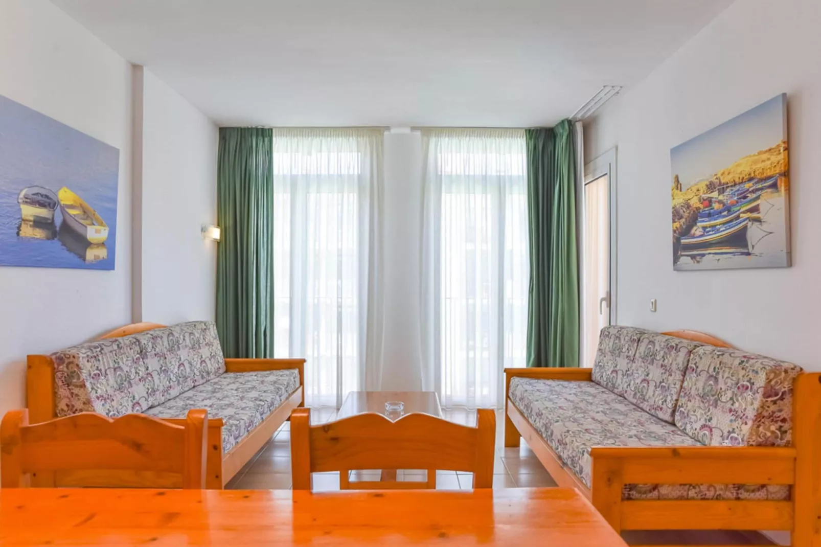 APARTAMENTOS COMTE D'EMPURIES B24-Woonkamer