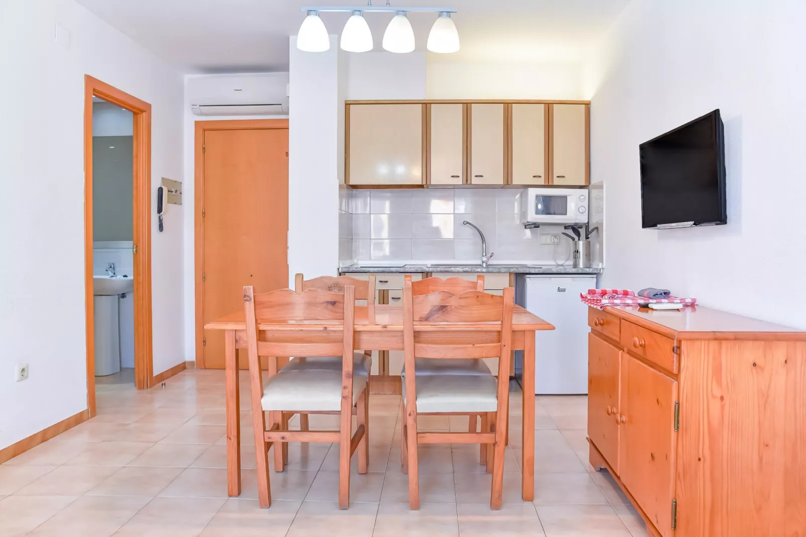 APARTAMENTOS COMTE D'EMPURIES C46-Eetkamer