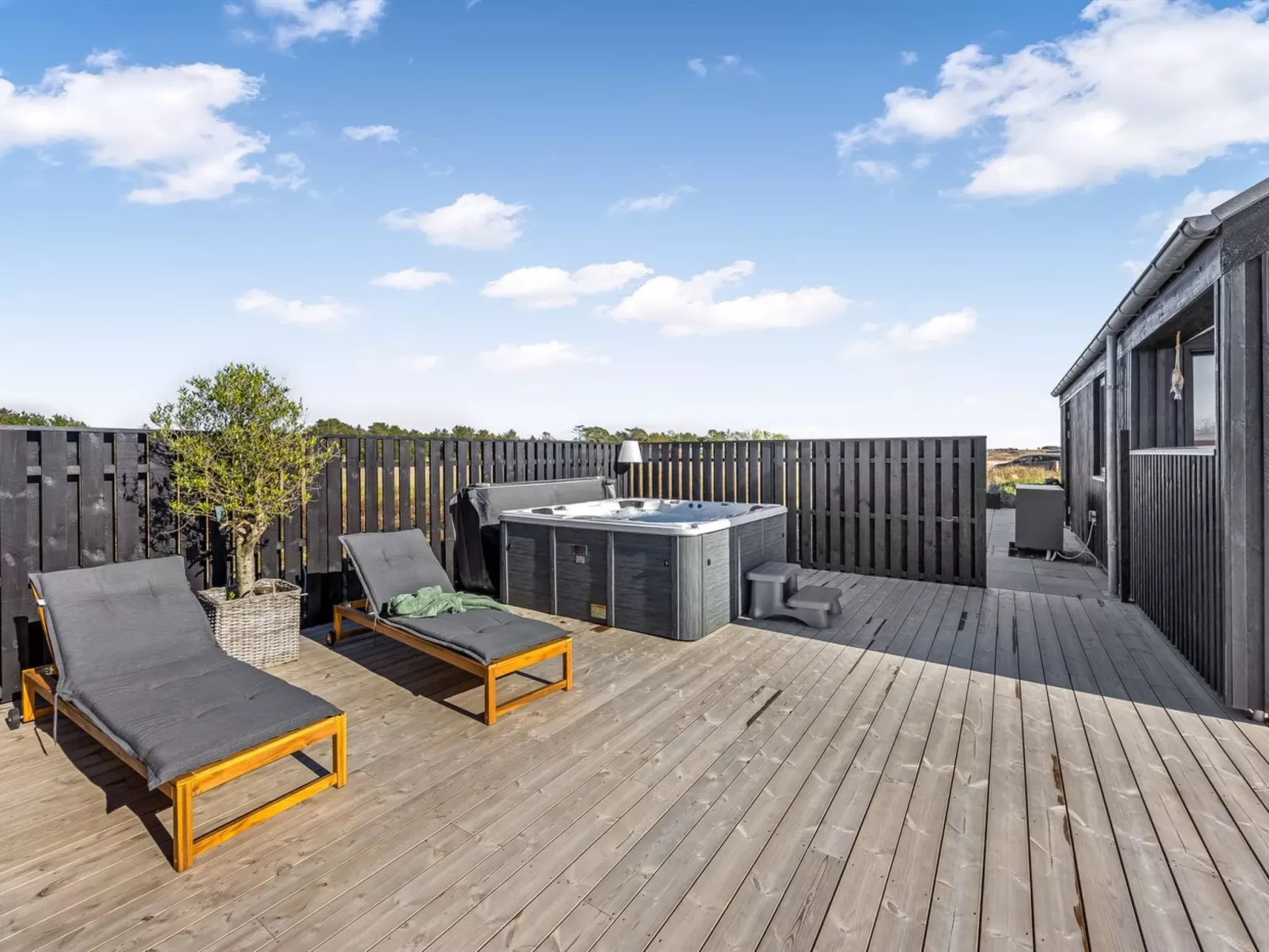 "Stenkil" - 1.2km from the sea-Buiten