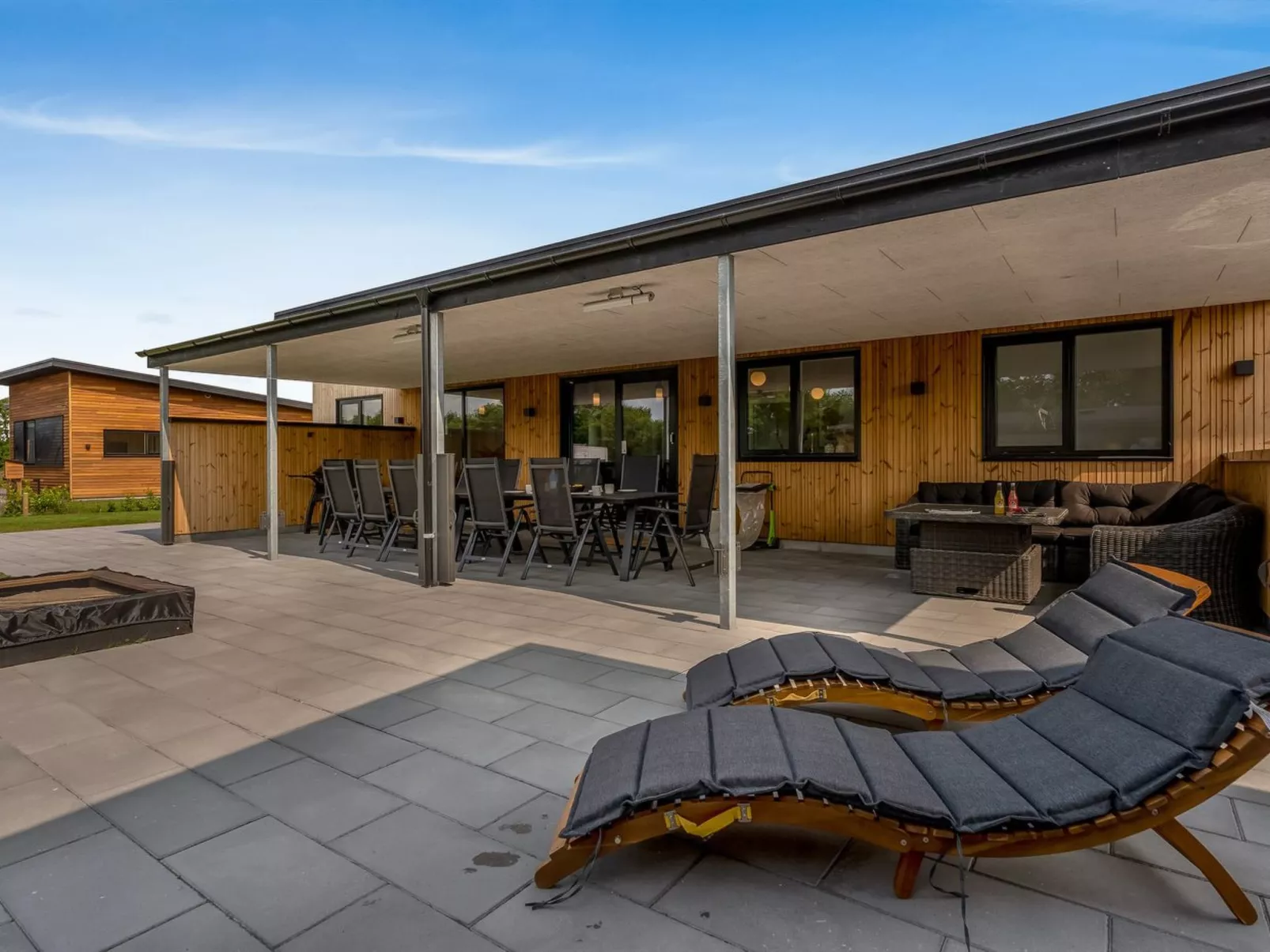 "Elevus" -  from the sea-Buiten