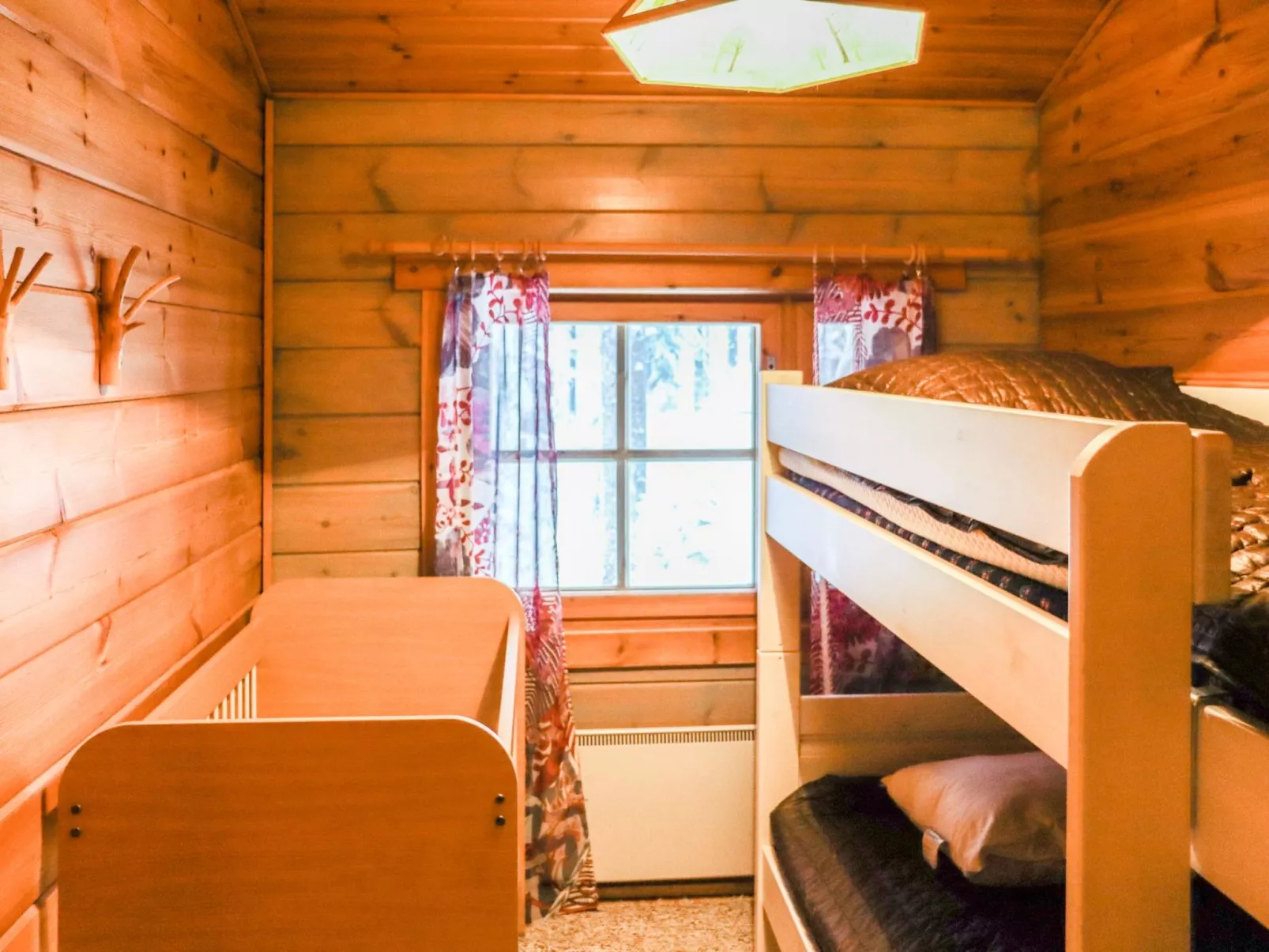 Hyrynpirtti mökki-Binnen