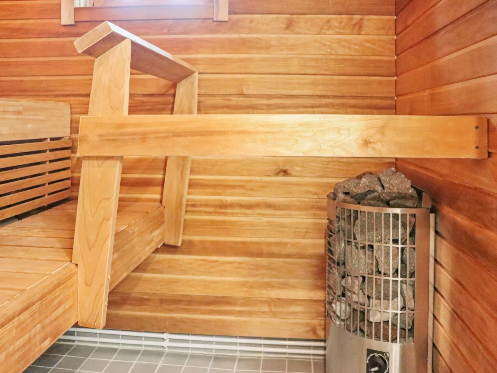 Hyryn herra mökki-Binnen