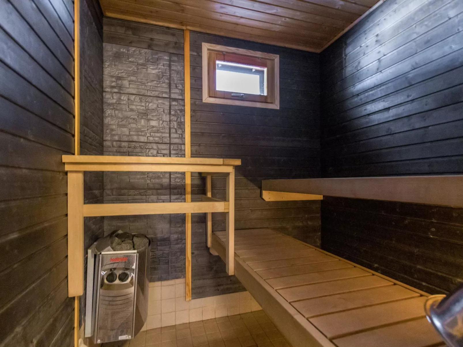 Hallan karhu b, paritalo-Binnen