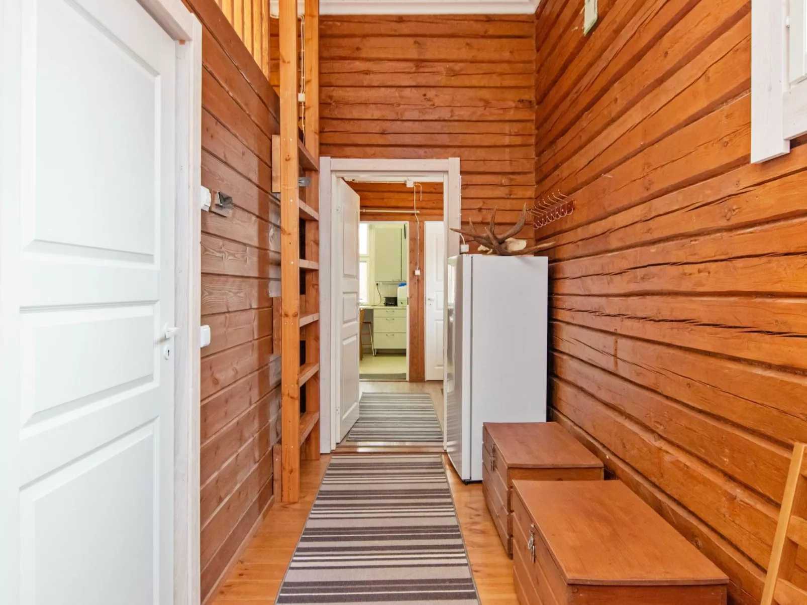 Kaislajärven huvila-Binnen