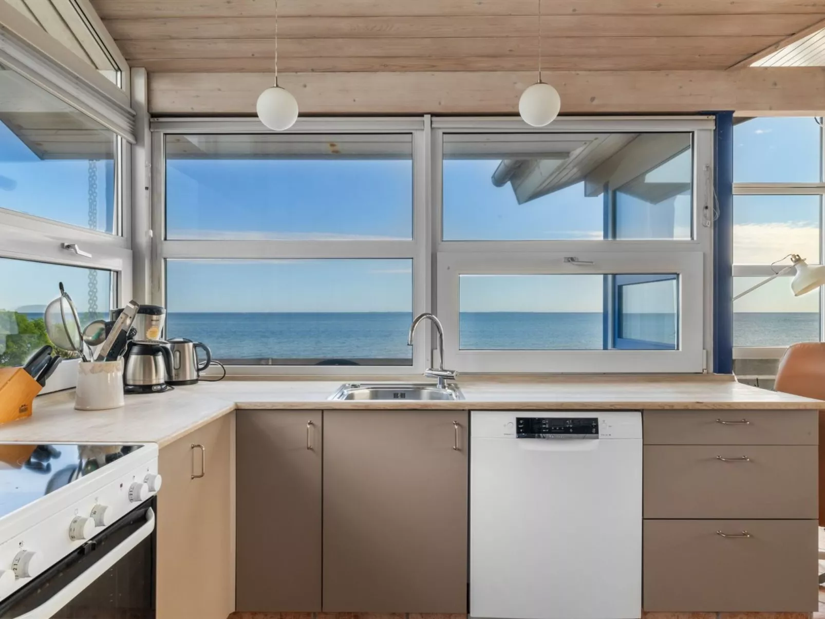 "Amila" - 10m from the sea-Binnen