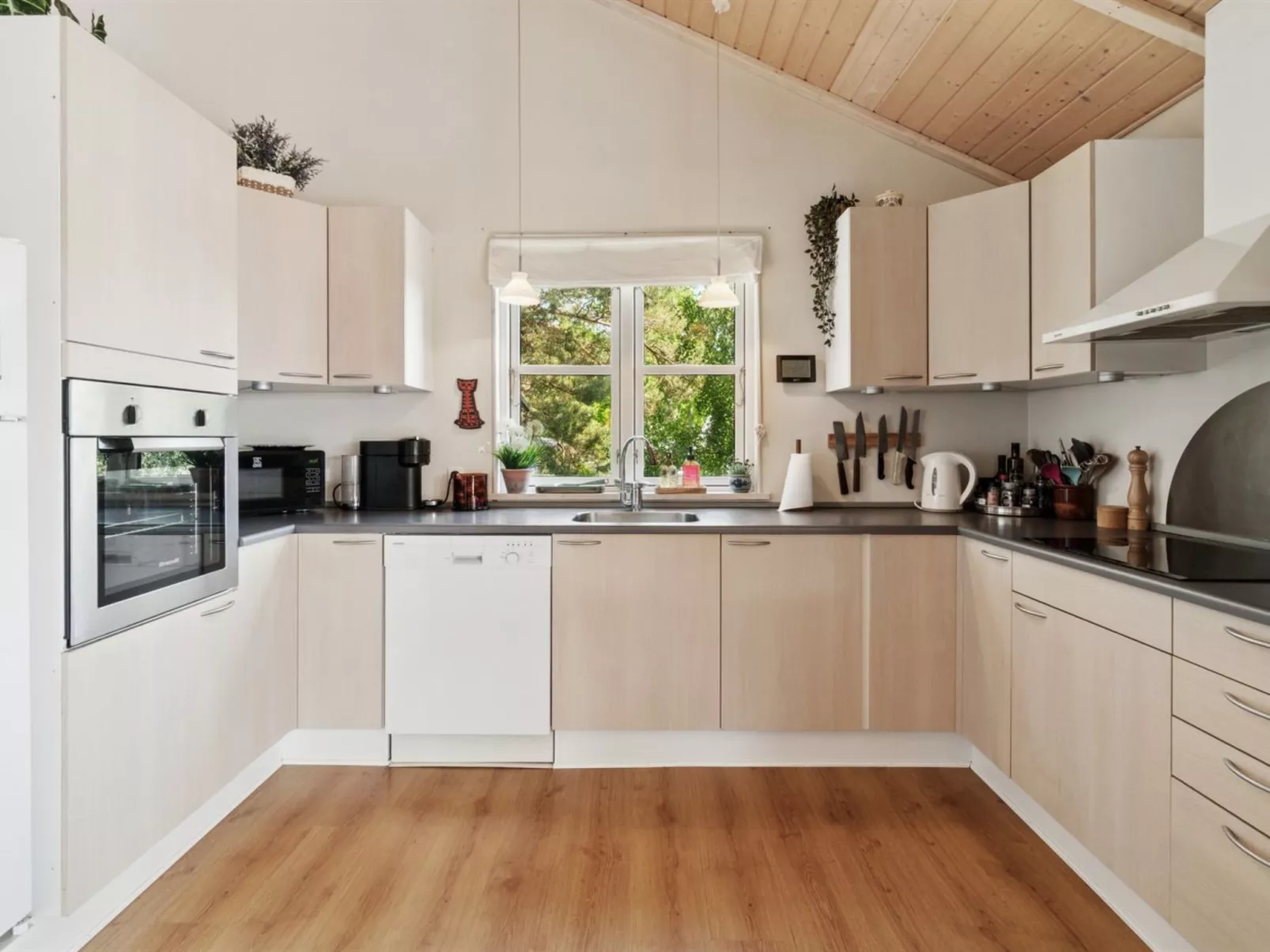 "Mariam" - 100m from the sea-Binnen