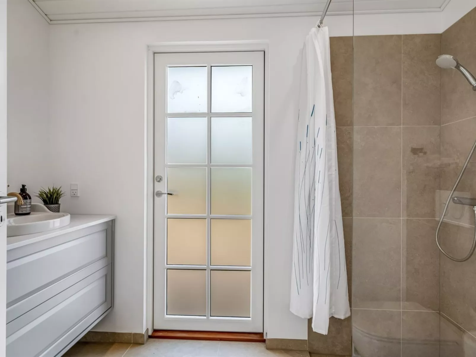 "Thine" - 250m from the sea-Binnen