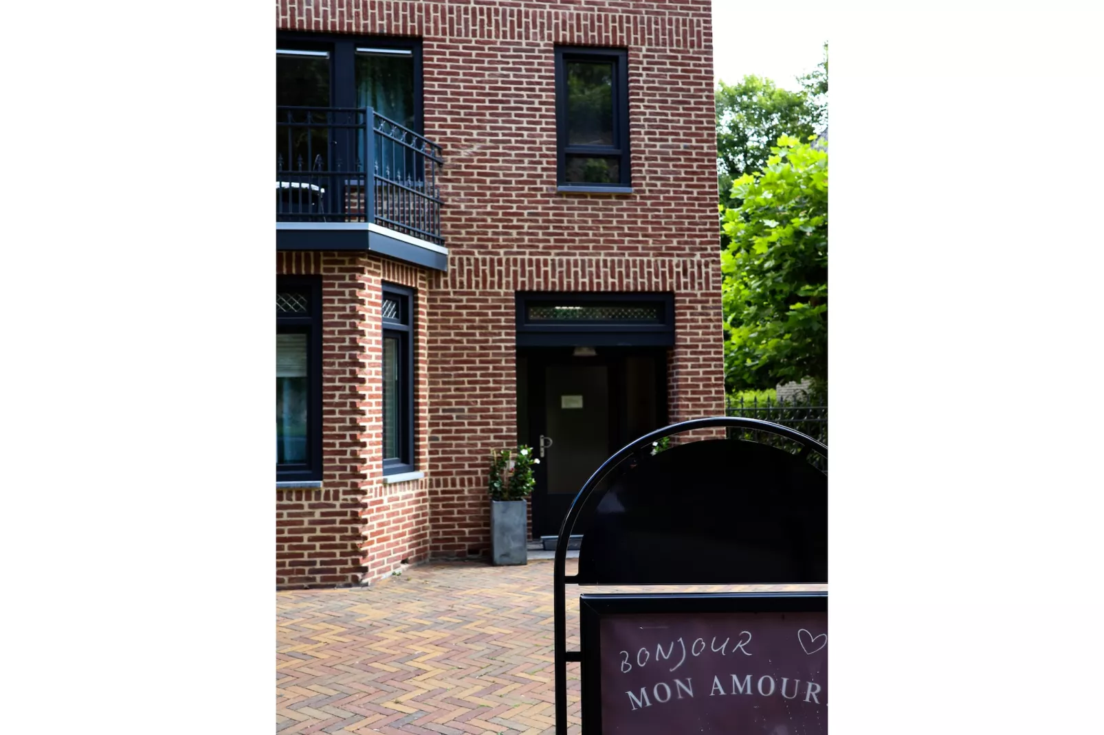 Luxe appartement Nous-Buitenkant zomer