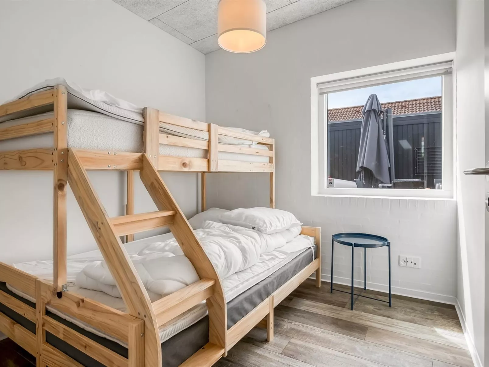 "Bondi" - 75m from the sea-Binnen