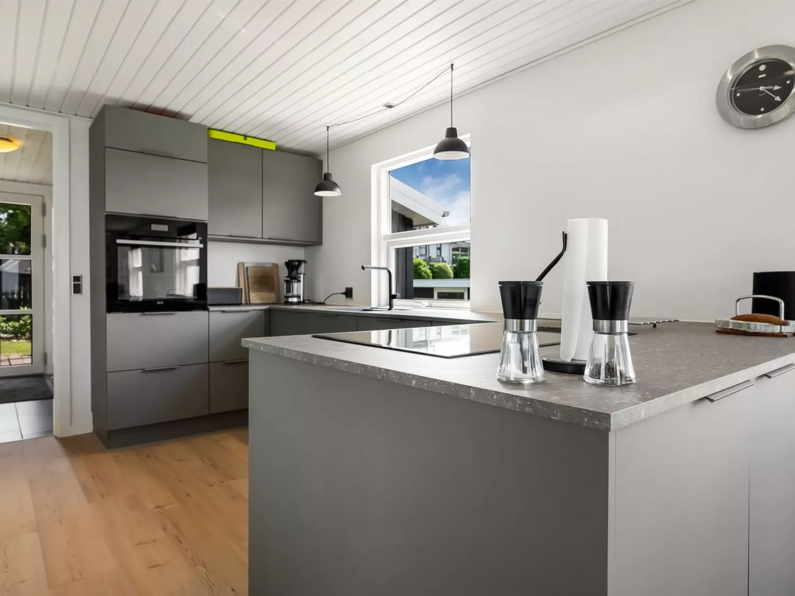 "Akira" - 250m from the sea-Binnen