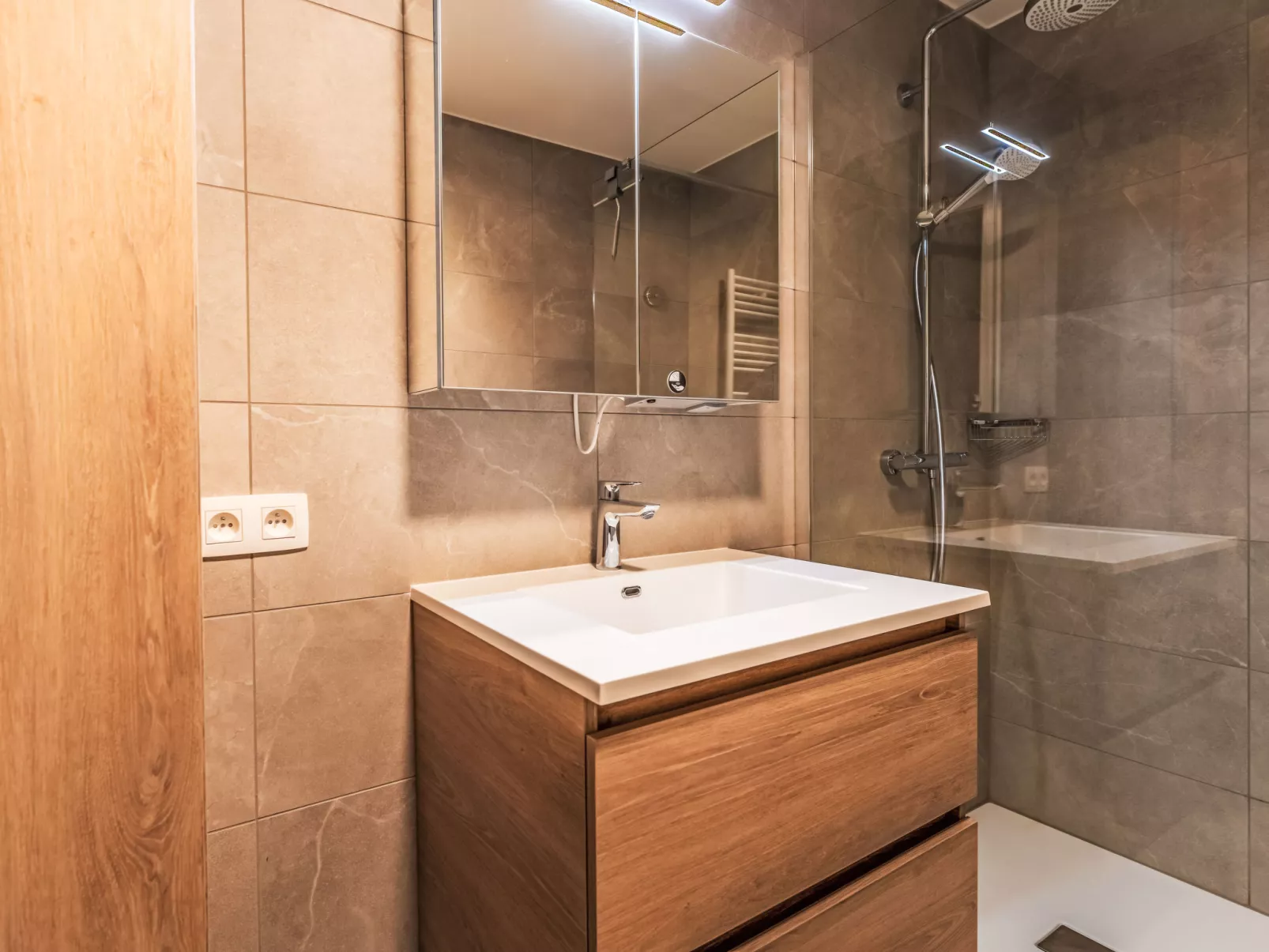 C-Dream I with lateral seaview-Binnen