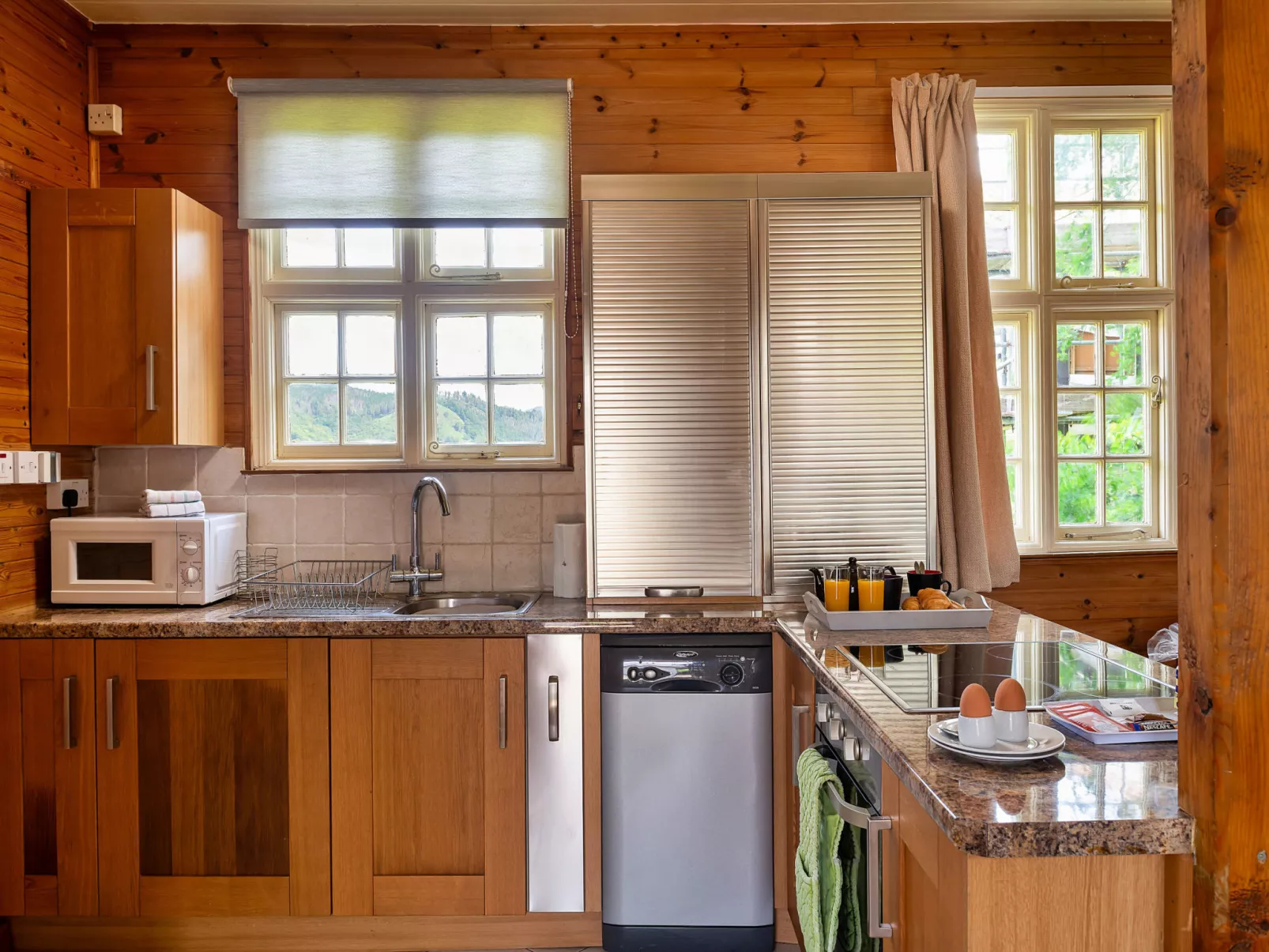 Toll Bridge Cottage-Binnen