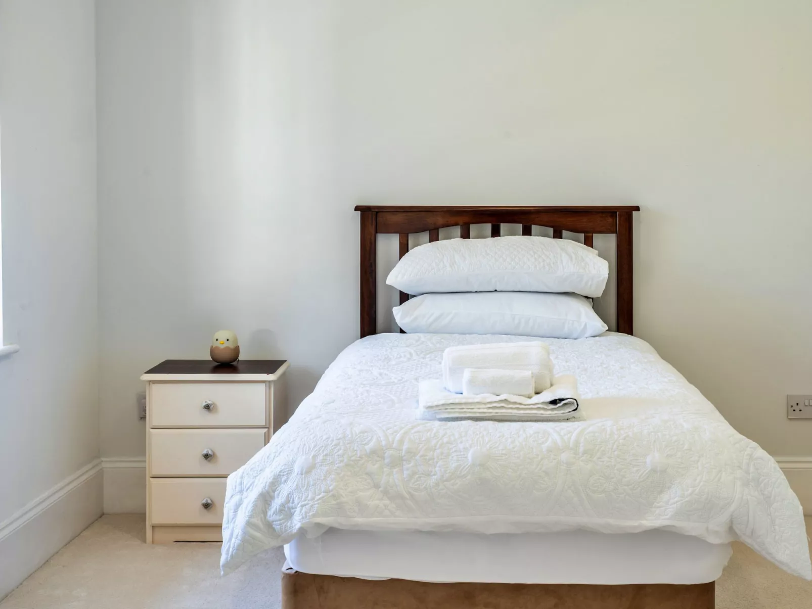 Nicely Tucked Away Cottage-Binnen