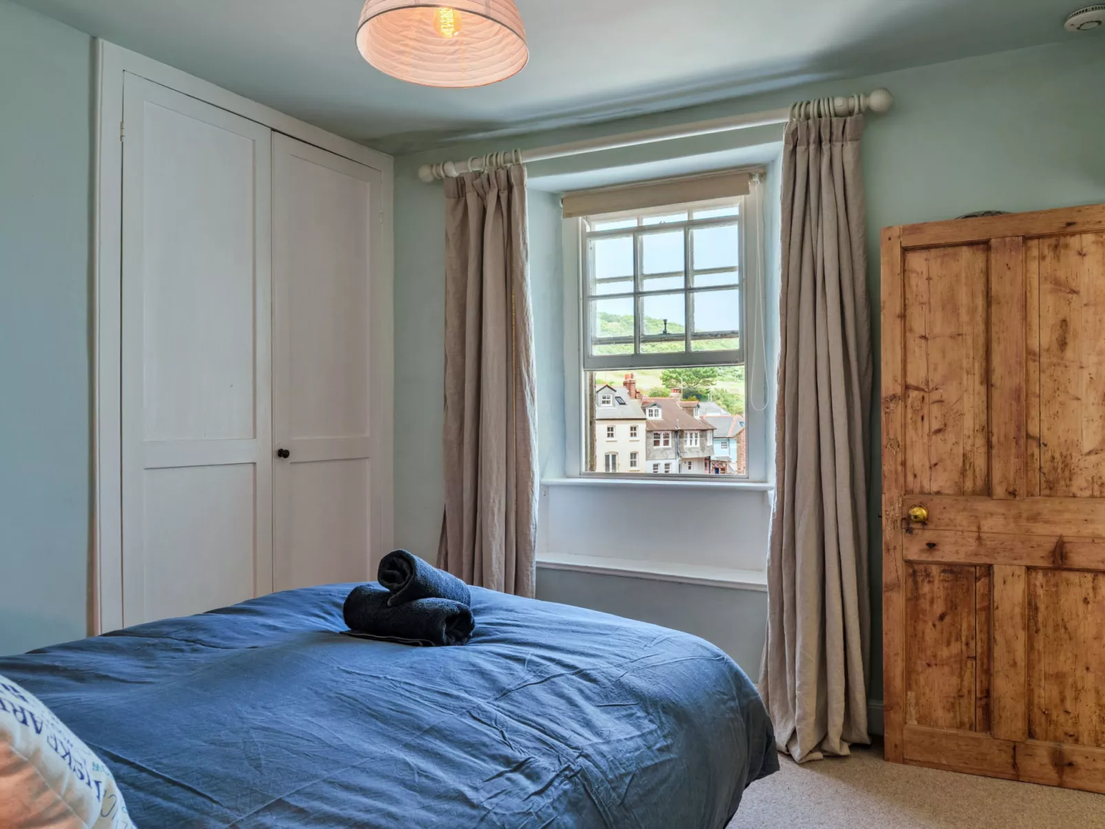 April Cottage-Binnen