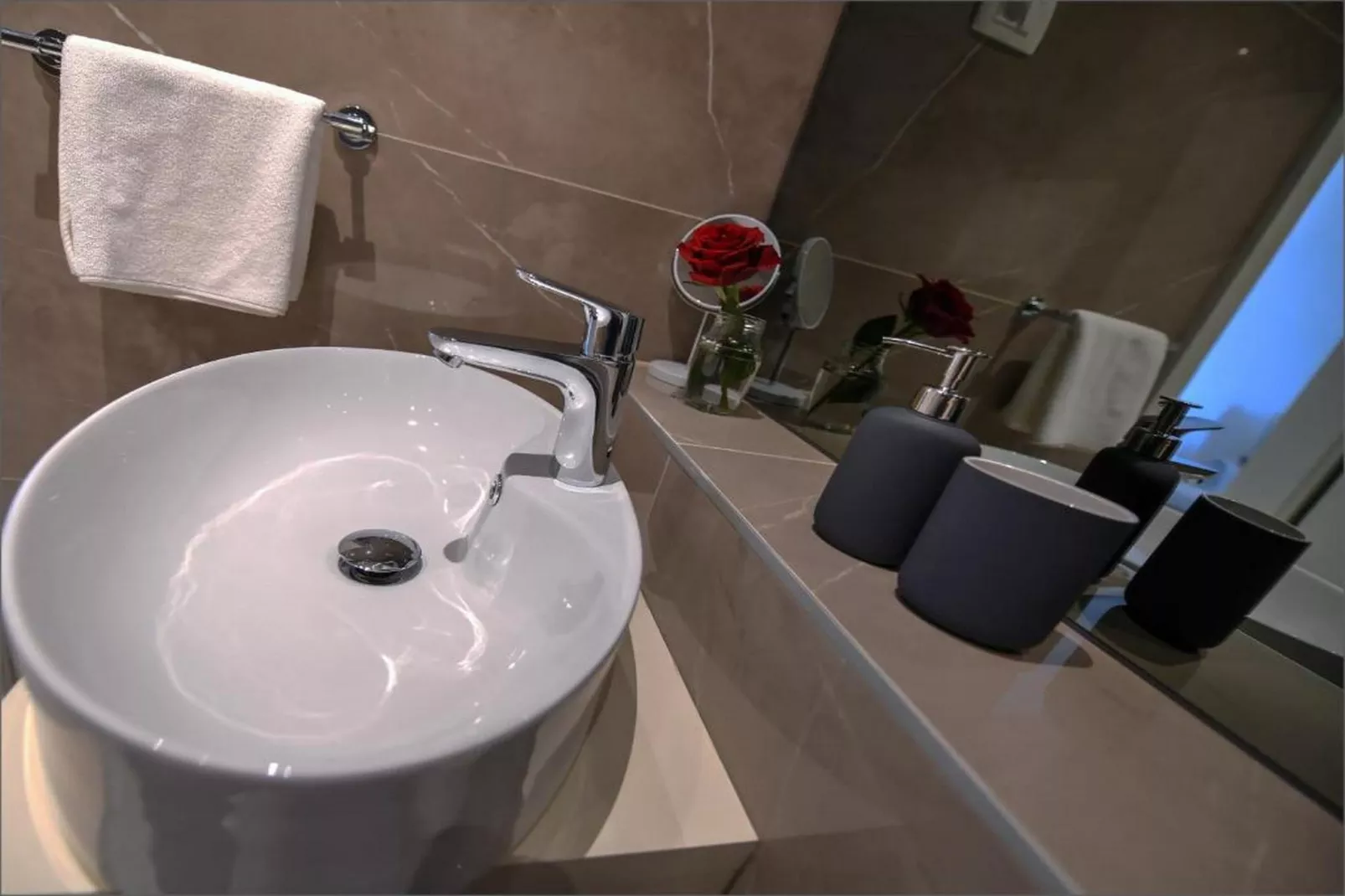 Deluxe Room with King Bed (2)-Badkamer