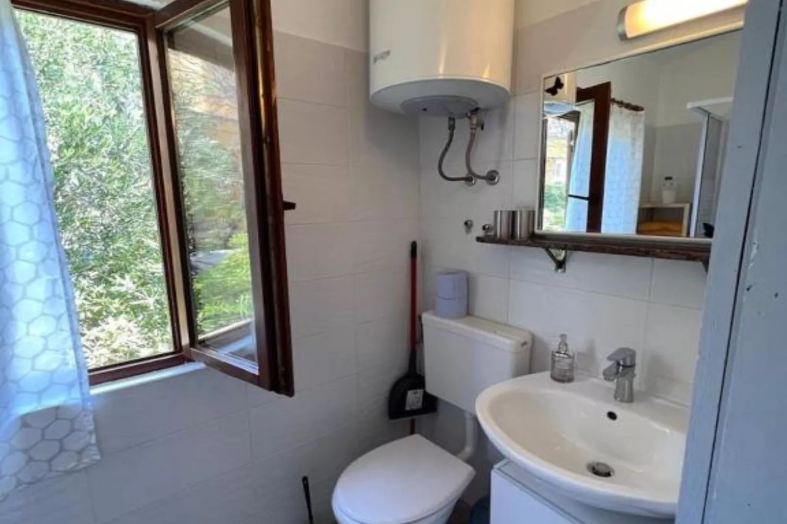 One-Bedroom Apartment With Sea View (B)-Badkamer