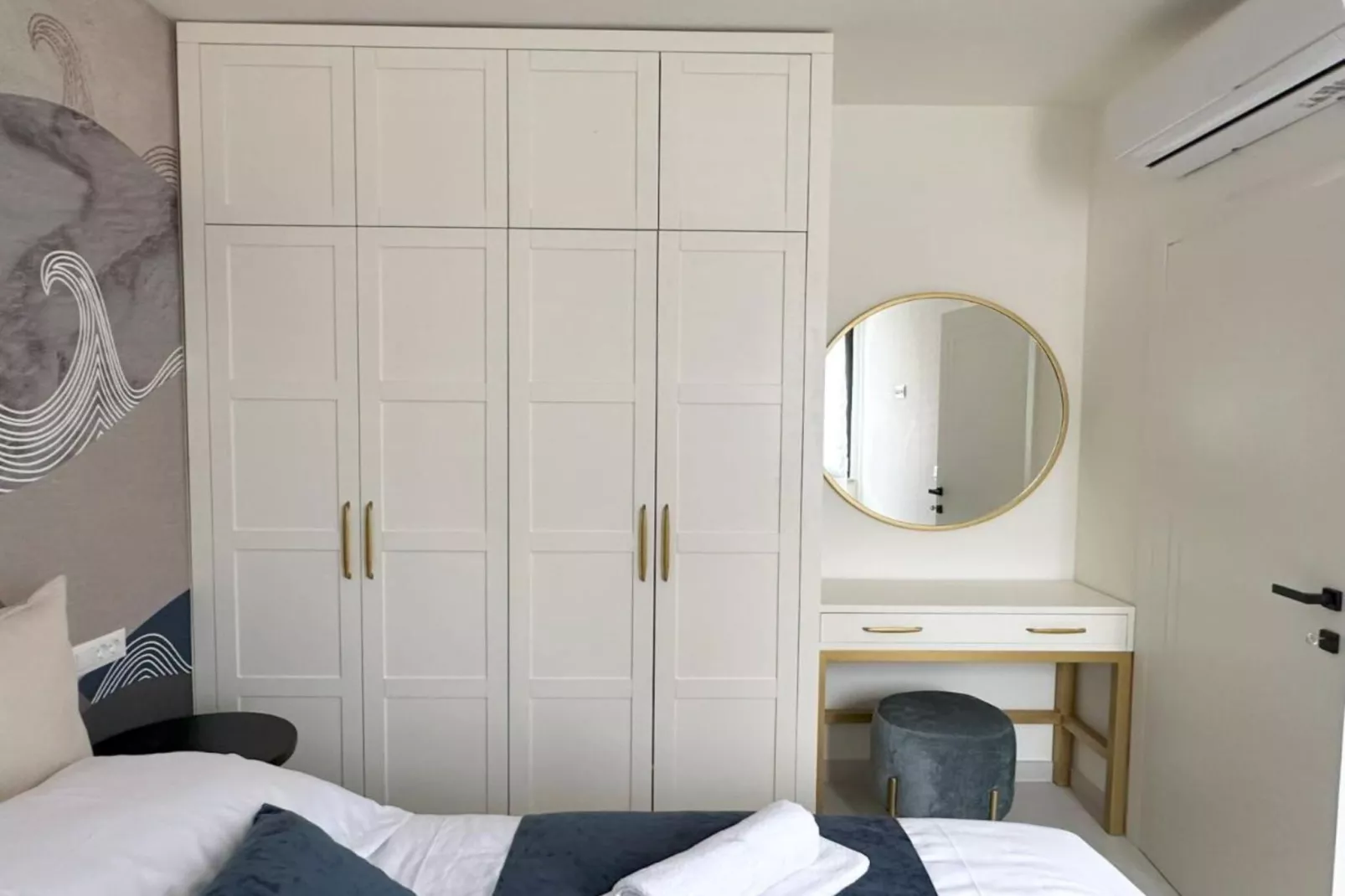 Leonarda Waterfront Residences- One-Bedroom Apartment With Terrace (The Sunset One) -S2-Slaapkamer