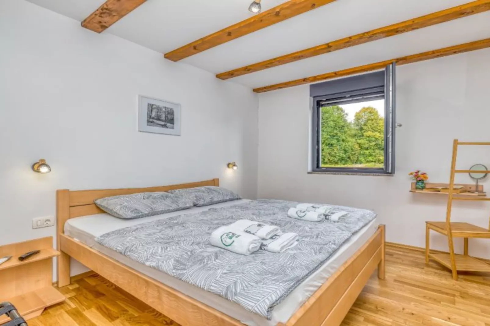 Four Bedroom Holiday House Mali Raj with Pool-Slaapkamer