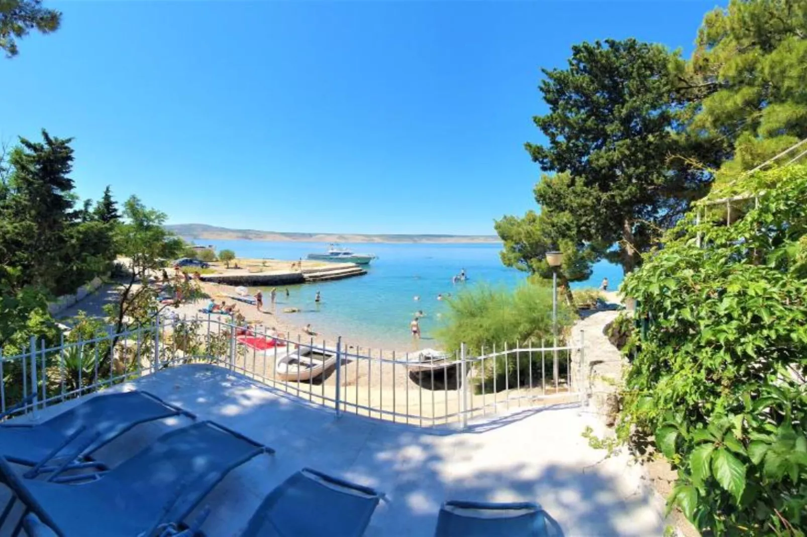 Beach House - 2m from beach - Three Bedroom House-Terrasbalkon