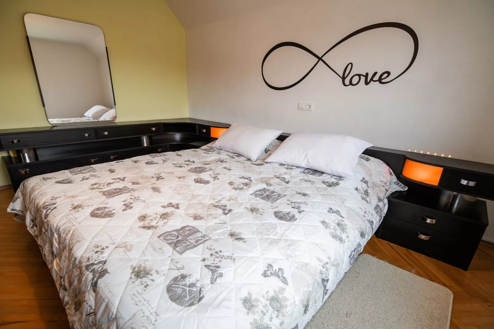 Quiet and Sunny Apartment with Balcony - Two Bedroom Apartment with Balcony-Slaapkamer