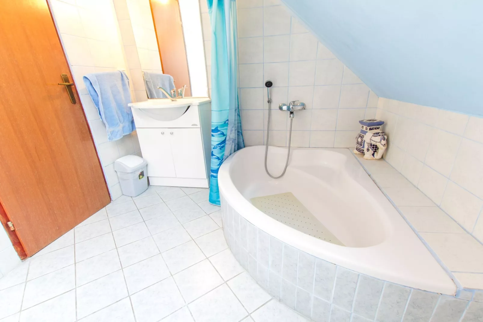 Rustic Charm Cottage Country House with Sauna - Five Bedroom  Holiday Home with Sauna-Badkamer