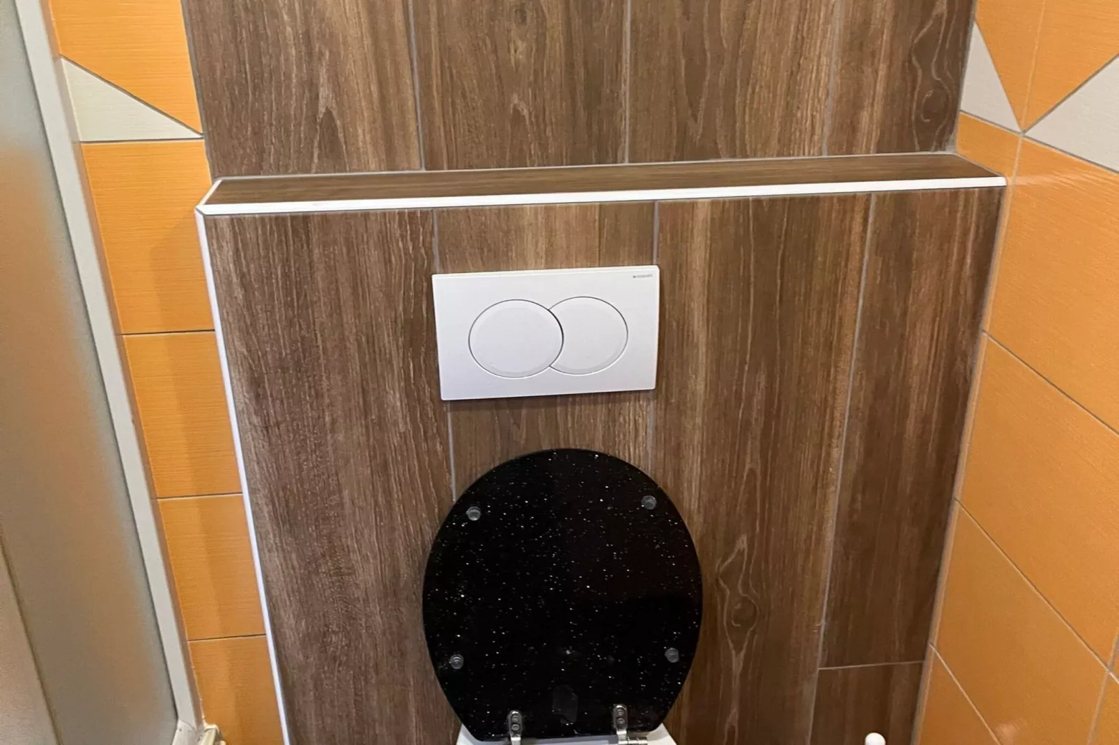 Meadow Tranquil Apartments with Evergreen Garden - Two Bedroom Apartment-Badkamer